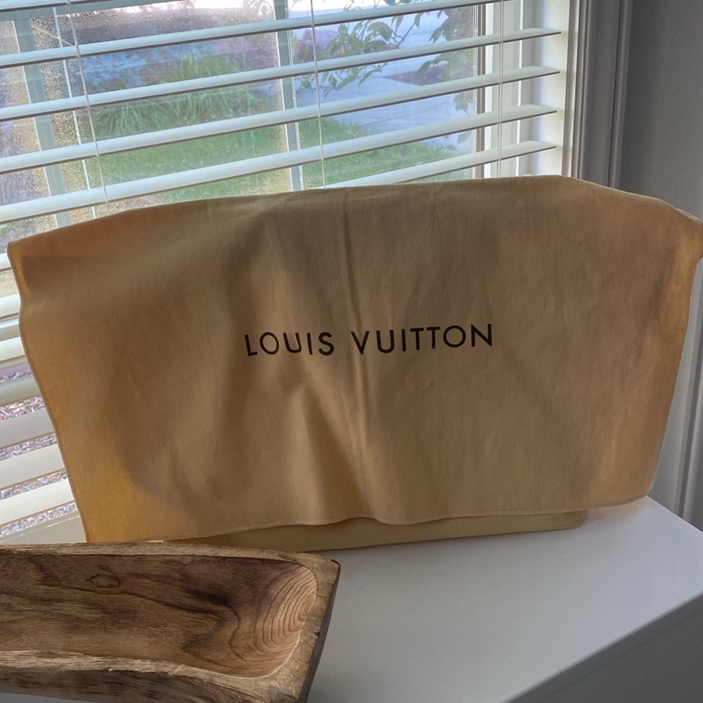 Louis Vuitton GM Alma Vernis in Bleu Nuit COA - Picture 16 of 16